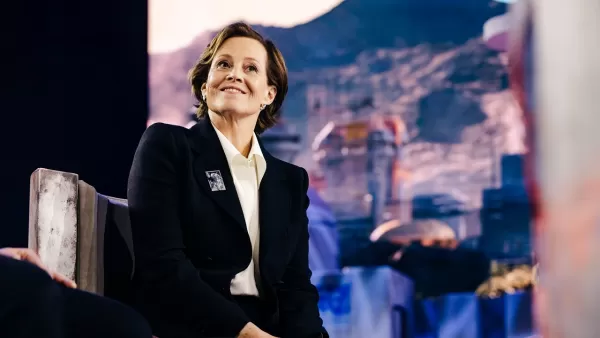 Sigourney Weaver เกี่ยวกับเสน่ห์ของ Grogu ในการเฉลิมฉลอง Star Wars